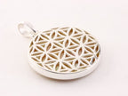 Ronde zilveren hanger met levensbloem op goudkleurige schelp afbeelding 2