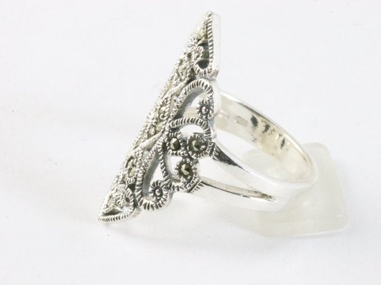 Langwerpige opengewerkte zilveren ring met marcasiet afbeelding 2