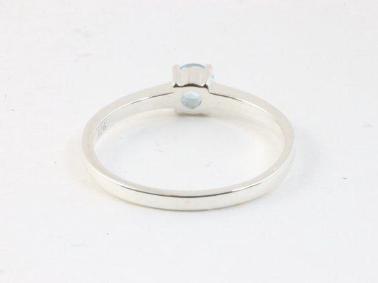 Fijne hoogglans zilveren ring met blauwe topaas afbeelding 3
