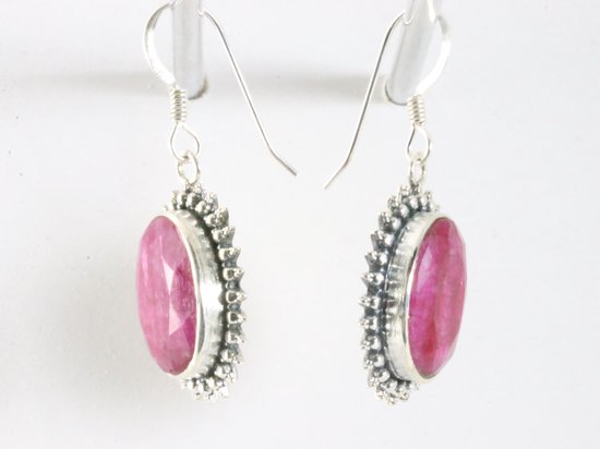 Bewerkte zilveren oorbellen met robijn afbeelding 2