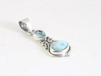Fijne bewerkte zilveren hanger met larimar en blauwe topaas afbeelding 2