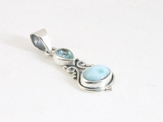 Fijne bewerkte zilveren hanger met larimar en blauwe topaas afbeelding 2