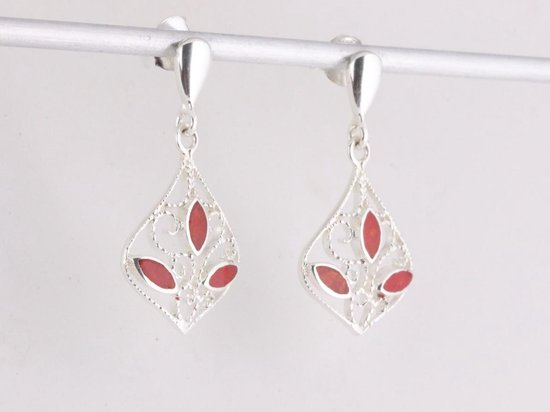 Fijne opengewerkte zilveren oorstekers met rode koraal steen afbeelding 2