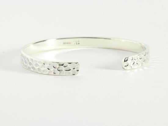 Fijne gehamerde zilveren klemarmband afbeelding 2