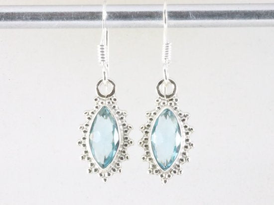 Fijne bewerkte zilveren oorbellen met blauwe topaas afbeelding 3