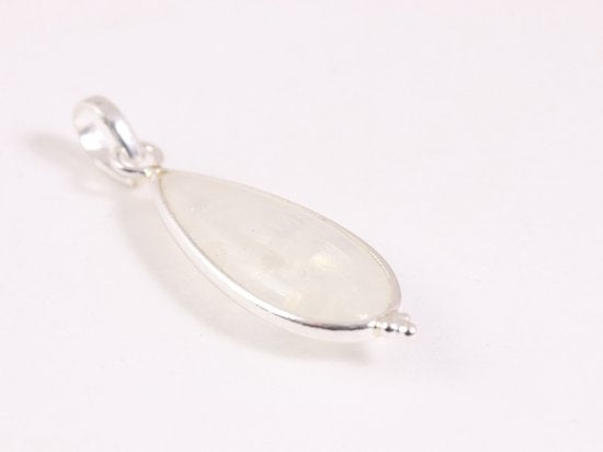 Lange druppelvormige zilveren hanger met regenboog maansteen aan ketting afbeelding 2