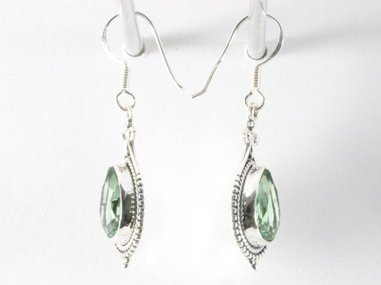 Bewerkte zilveren oorbellen met groene amethist afbeelding 2