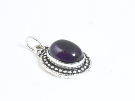 Fijne bewerkte ovale zilveren hanger met amethist aan ketting afbeelding 2