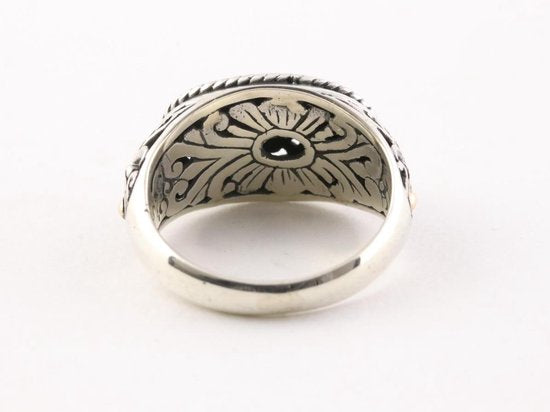 Traditionele opengewerkte zilveren ring met 18k gouden decoraties afbeelding 3