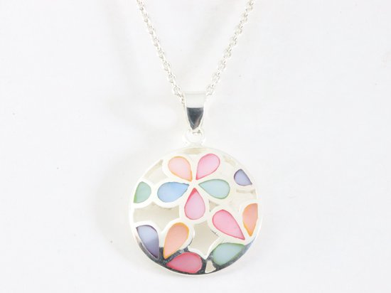 Ronde opengewerkte zilveren hanger met veelkleurige schelp aan ketting afbeelding 4