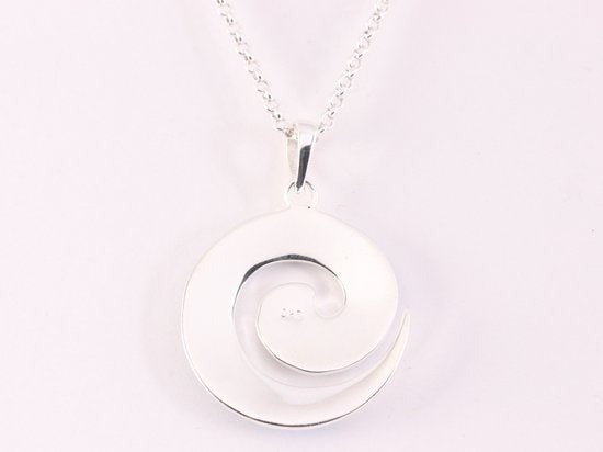 Ronde hoogglans zilveren hanger met welo opaal aan ketting afbeelding 3