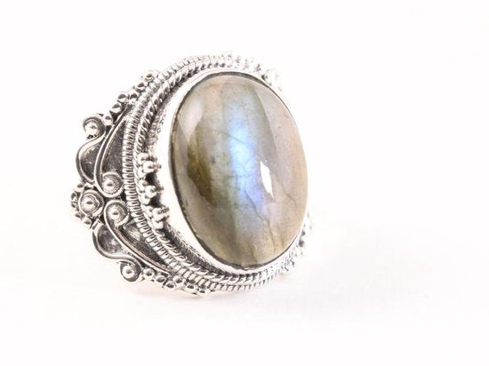 Bewerkte zilveren ring met labradoriet afbeelding 1