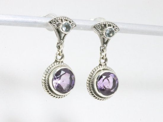 Fijne bewerkte zilveren oorstekers met amethist en blauwe topaas afbeelding 2
