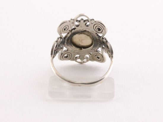 Opengewerkte zilveren ring met zoetwater parel afbeelding 3