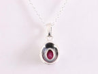 Fijne bewerkte zilveren hanger met robijn aan ketting afbeelding 3