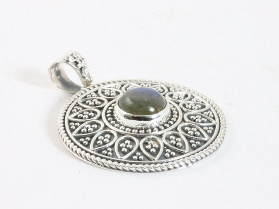 Ronde bewerkte zilveren hanger met labradoriet afbeelding 2