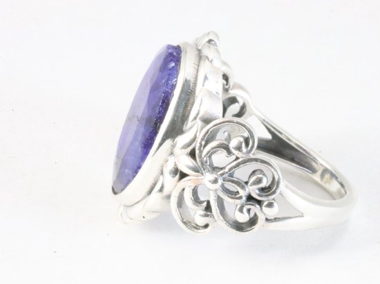 Opengewerkte zilveren ring met blauwe saffier afbeelding 2