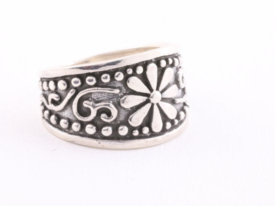 Bewerkte zilveren ring met bloemgravering afbeelding 1