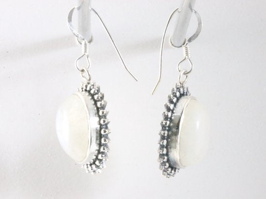 Bewerkte zilveren oorbellen met regenboog maansteen afbeelding 2