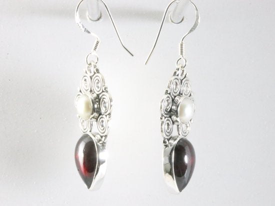 Bewerkte zilveren oorbellen met granaat en parel afbeelding 2