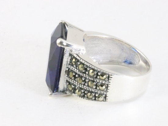 Zware zilveren ring met blauwe saffier en marcasiet afbeelding 2