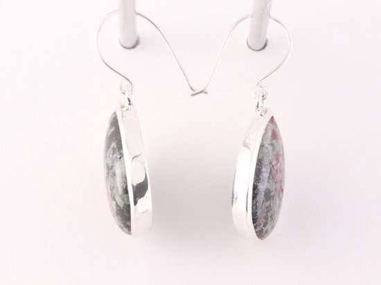 Druppelvormige zilveren oorbellen met eudialiet afbeelding 2