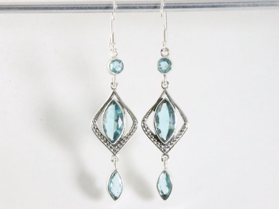 Lange bewerkte zilveren oorbellen met blauwe topaas afbeelding 3