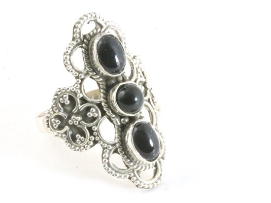 Bewerkte zilveren ring met 3 onyx stenen afbeelding 1