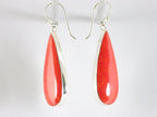 Lange druppelvormige zilveren oorbellen met rode koraal steen afbeelding 2