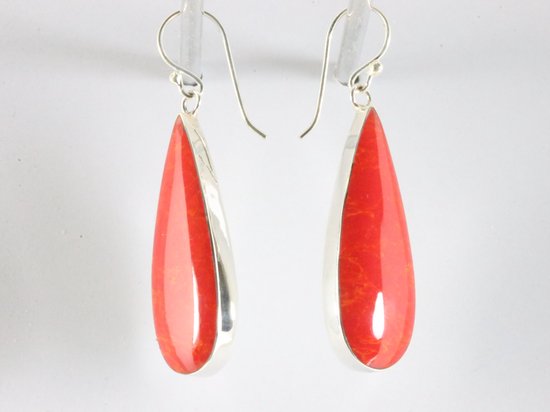 Lange druppelvormige zilveren oorbellen met rode koraal steen afbeelding 2