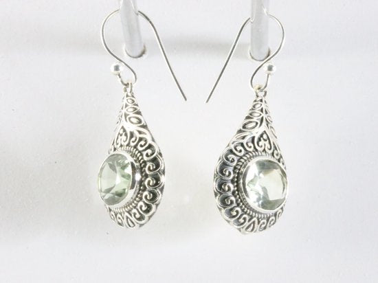 Bewerkte zilveren oorbellen met groene amethist afbeelding 2