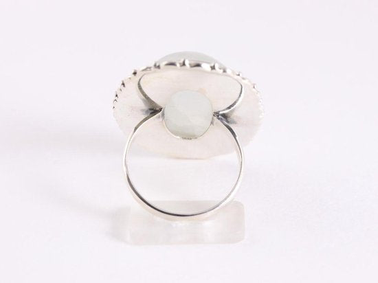 Grote bewerkte zilveren ring met regenboog maansteen afbeelding 3