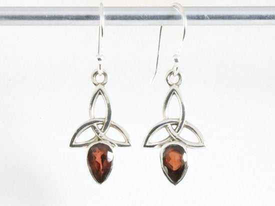 Opengewerkte zilveren oorbellen met granaat afbeelding 3