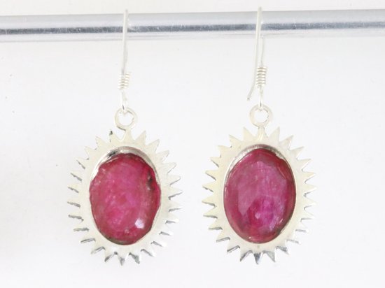 Bewerkte zilveren oorbellen met robijn afbeelding 3