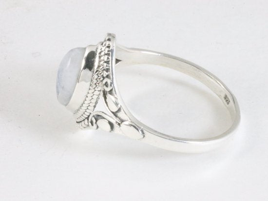 Fijne bewerkte zilveren ring met regenboog maansteen afbeelding 2