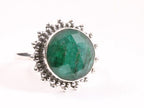 Ronde bewerkte zilveren ring met smaragd afbeelding 1
