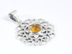 Opengewerkte zilveren hanger met amber afbeelding 2