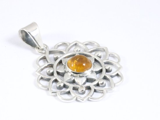Opengewerkte zilveren hanger met amber afbeelding 2