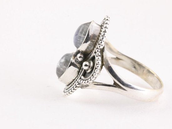 Bewerkte zilveren ring met regenboog maansteen afbeelding 2