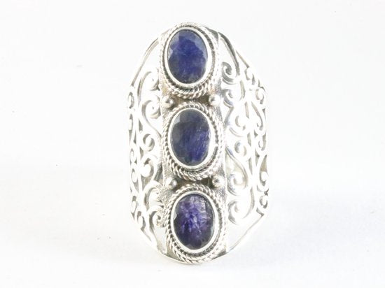 Langwerpige opengewerkte zilveren ring met blauwe saffier afbeelding 4