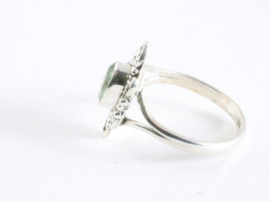 Fijne bewerkte zilveren ring met groene amethist afbeelding 2