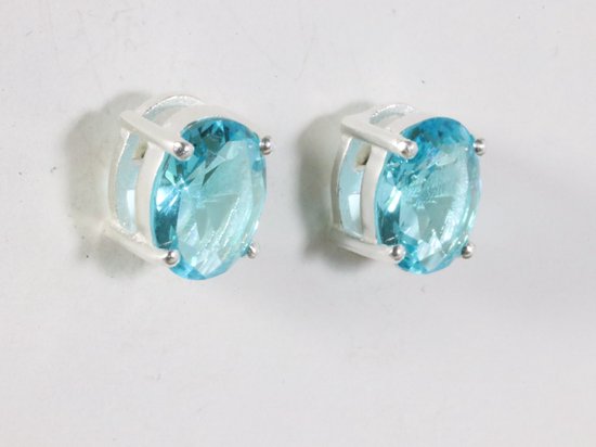 Zilveren oorstekers met blauwe topaas afbeelding 1