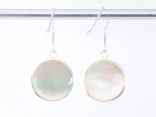 Ronde zilveren oorbellen met levensboom op parelmoer afbeelding 3