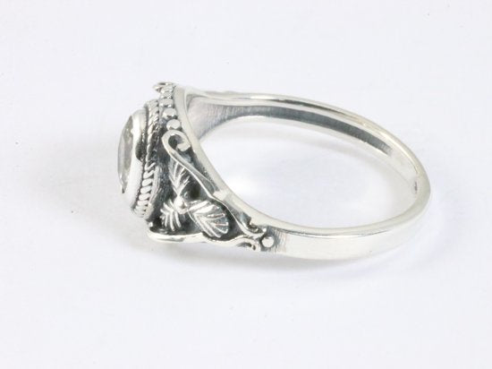 Fijne bewerkte zilveren ring met bergkristal afbeelding 2