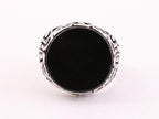 Ronde bewerkte zilveren herenring met onyx afbeelding 4
