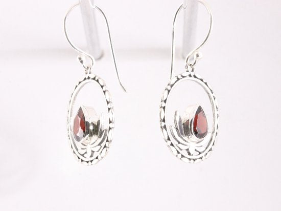 Ronde opengewerkte zilveren lotus oorbellen met granaat afbeelding 2