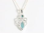 Fijne opengewerkte zilveren hanger met larimar en blauwe topaas aan ketting afbeelding 3