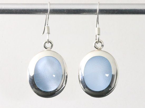 Ovale hoogglans zilveren oorbellen met blauwe schelp afbeelding 1
