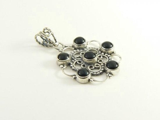 Opengewerkte zilveren hanger met onyx afbeelding 4