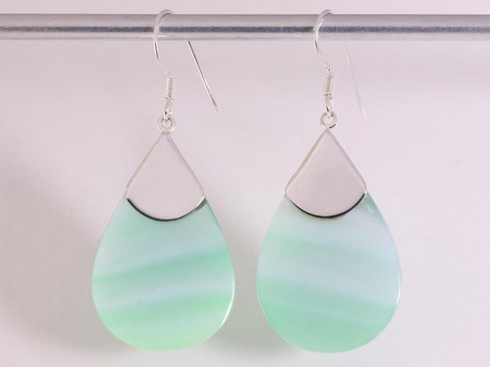 Druppelvormige zilveren oorbellen met groene parelmoer afbeelding 5